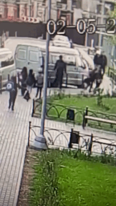 После досталось девочки. Это тоже кадры с камеры наблюдения. 