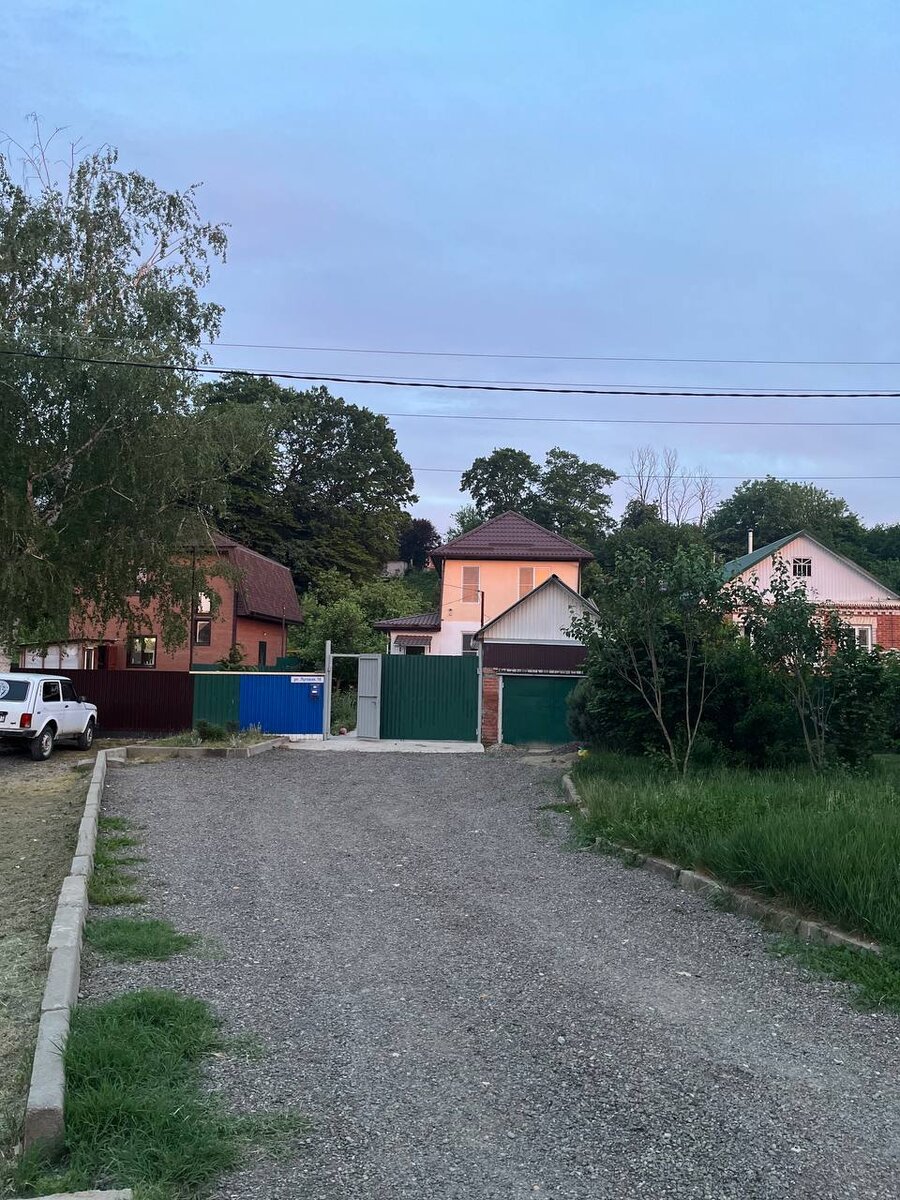 вот такой купили дом (по центру) 