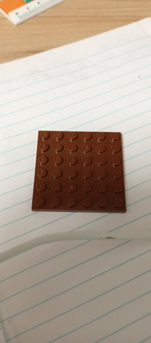 Вот к примеру моя деталька на ней видно что там не написано слово лего мелкими буквами и значит что у меня оналог лего а вот как бы выглядит оригинальная деталька лего