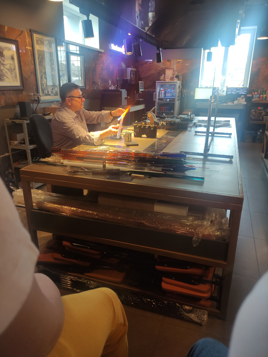 Мастер за работой. Стеклодув и владелец музея - Антон Маршумов. Сейчас он единственный стеклодув в Тверской области. 