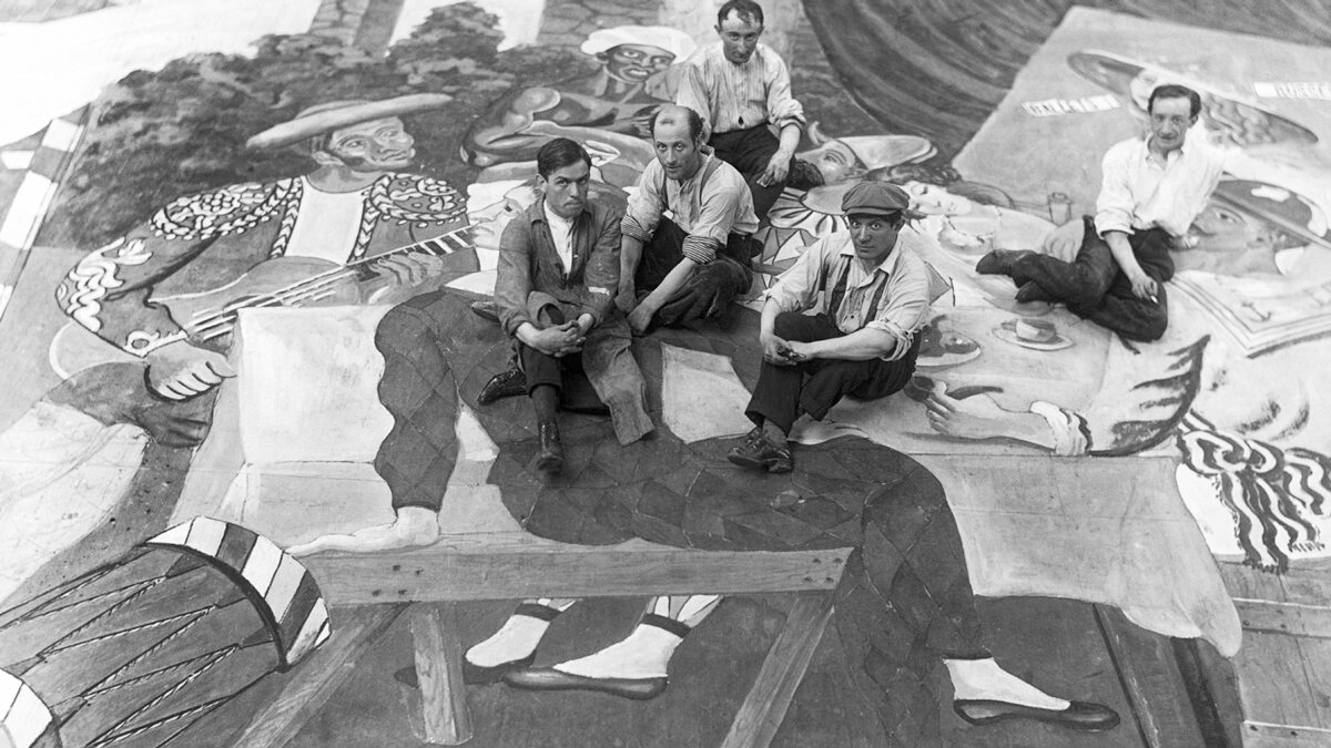 Иллюстрация фотография «В работе над декорациями балета «Парад»», художник Пабло Пикассо