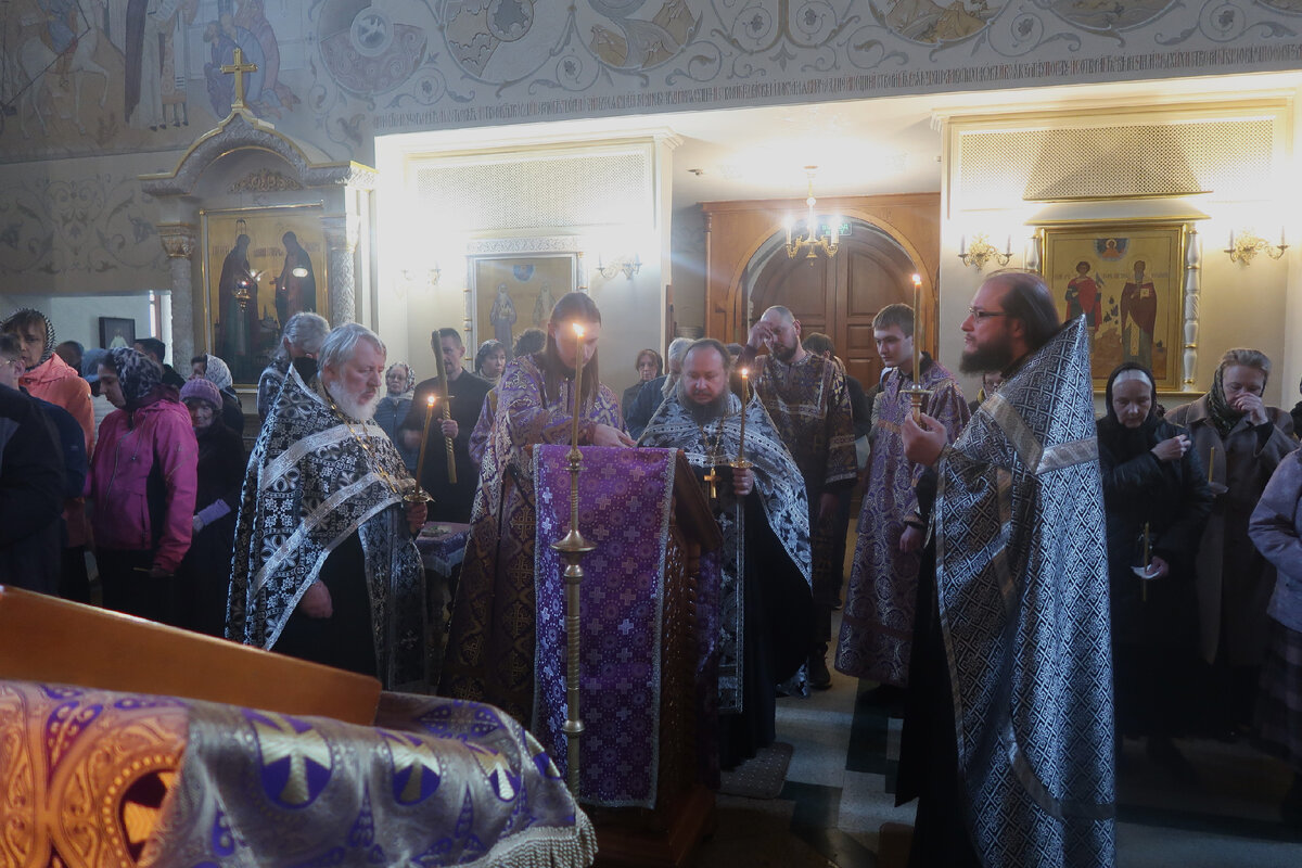 Читаем 12 страстных евангелий. ПО центру  - наш дорогой настоятель о.Александр НАРУШЕВ, слева отец Александр КОПЯТКЕВИЧ,  справа отец Анатолий ПРАВДОЛЮБОВ. По правую руку от настоятеля диакон о.Николай Степанов, за спиной настоятеля алтарники Иван и Кирилл, прихожане