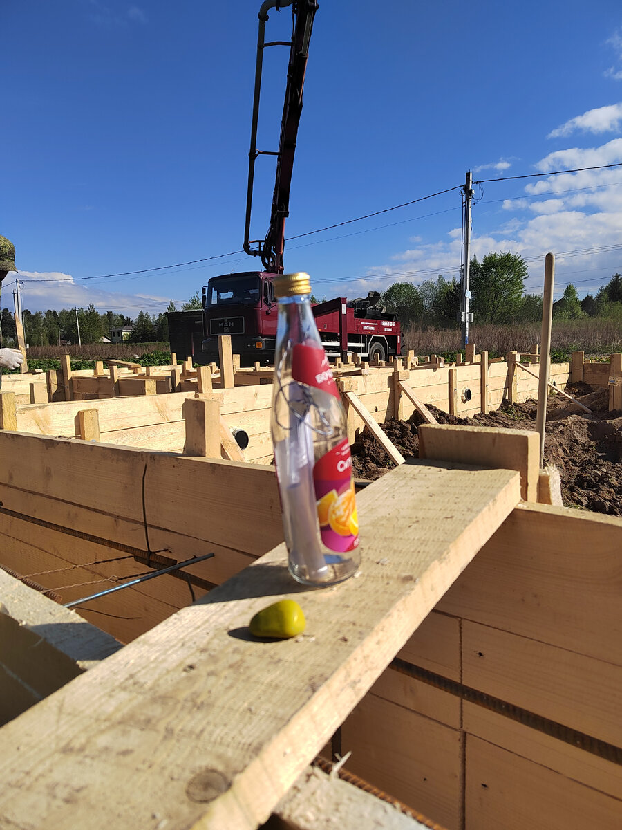 Вот эти камень и бутылка теперь на веки покоятся в бетоне нашего фундамента! Памятная фотка! А что в записке? Быть может, это узнают наши потомки лет через 1000 или поменьше!