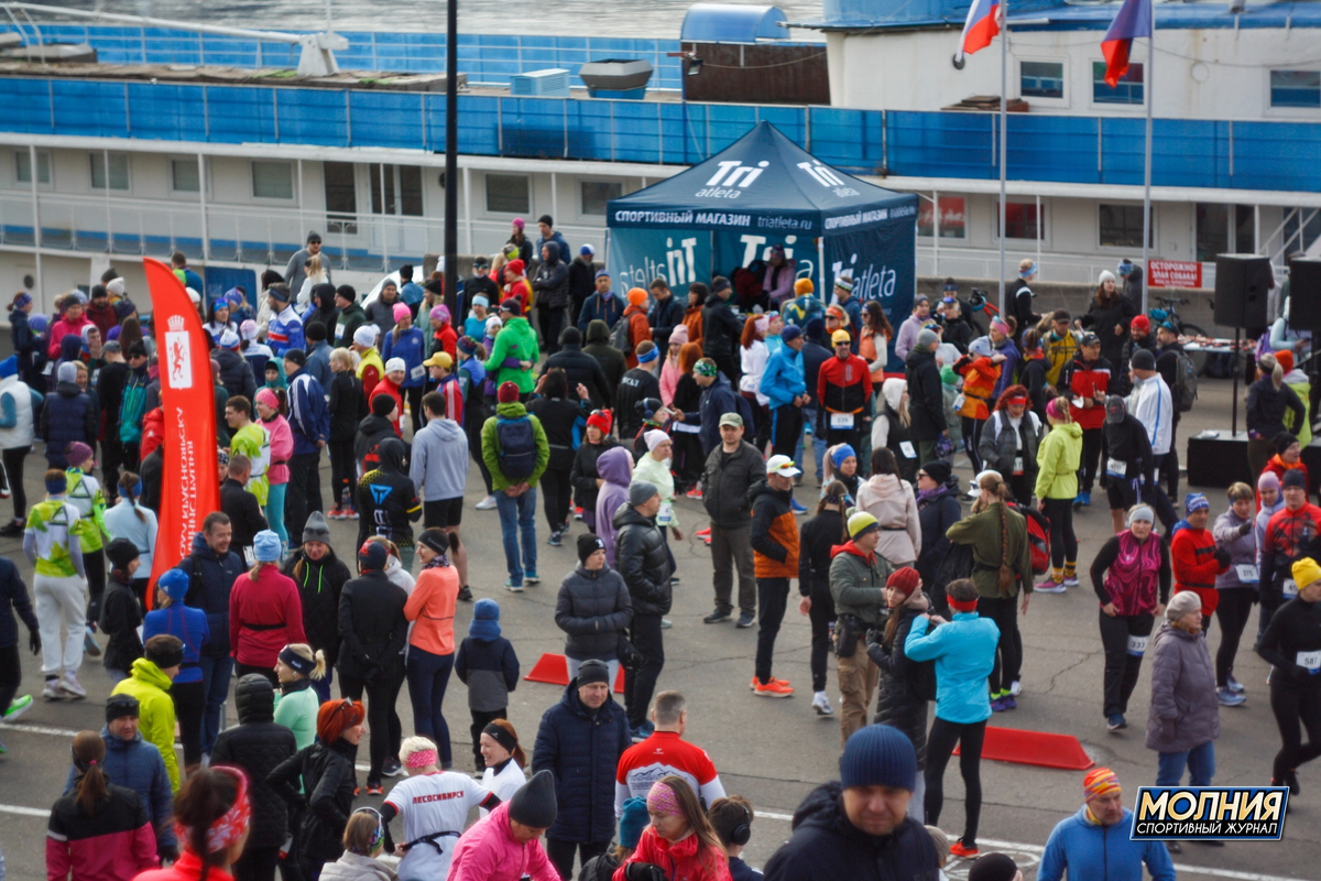Слева в лимонно-белых футболках, чёрными треугольниками, наша команда и я в голубом с спины