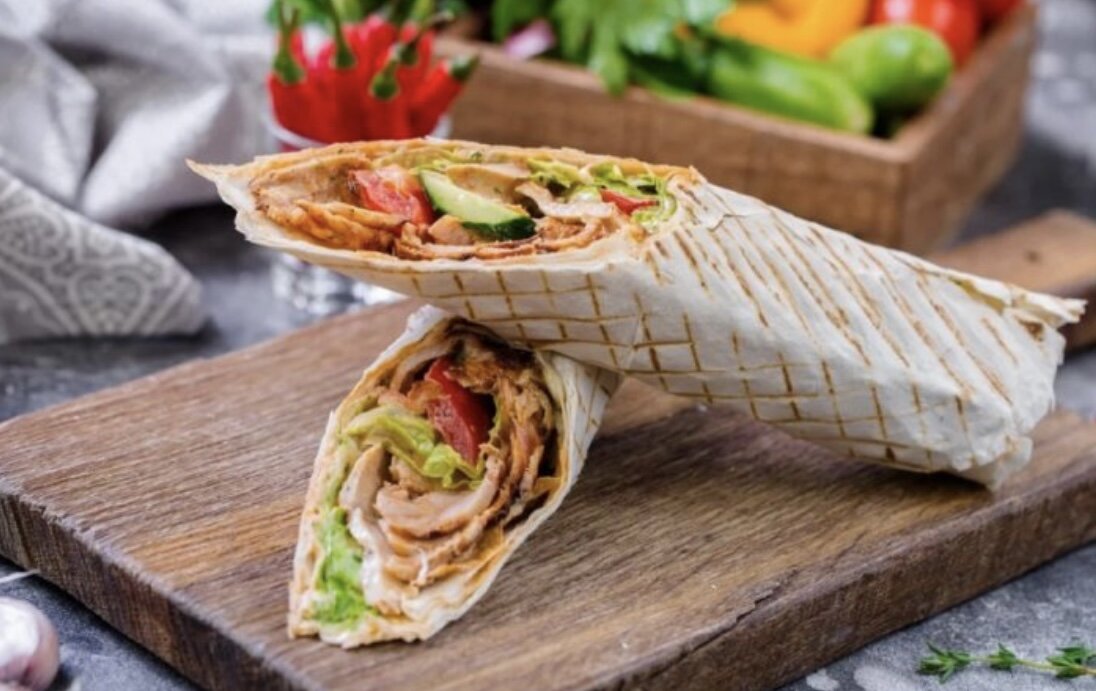 1. Начнем с куриного филе и свежих овощей.
Тебе понадобится: 100 г лаваша, 250 г куриного филе, 6 листьев салата, 1-2 огурца, 1-2 помидора, 1 фиолетовая луковица, 2 ст.л. сметаны, 2 ч.л. томатного соуса, 1 ч.л. горчицы, специи.
Приготовление: Натрите курицу специями, заверните ее в фольгу и запекайте  в духовке
35-40 минут при 180 градусах, а затем дайте немного остыть и нарежьте  соломкой.
Произвольно нарежьте  все овощи. Смешайте сметану, томатный соус, горчицу и специи. Смажьте лаваш полученным соусом, выложите начинку, сверните шаурму и слегка обжарьте ее на гриле или сухой сковороде. Приятного аппетита 😋 