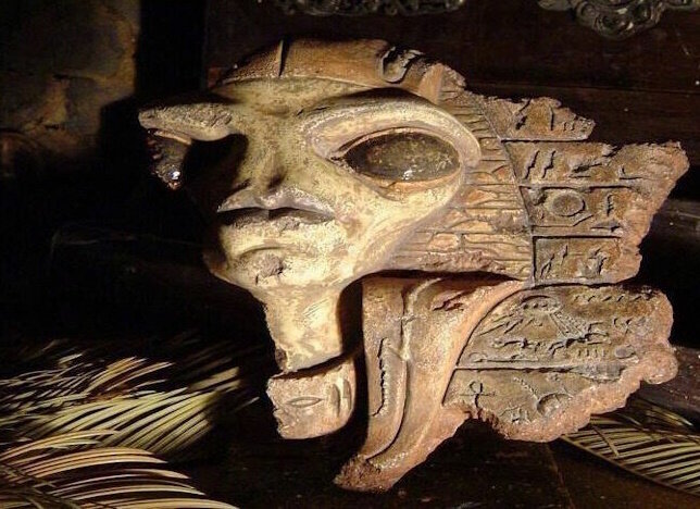 Одна из скульптур древнего существа.
Источник фото: https://www.energovector.com/images/upload/elitenightmare-g-anunnaki.jpg