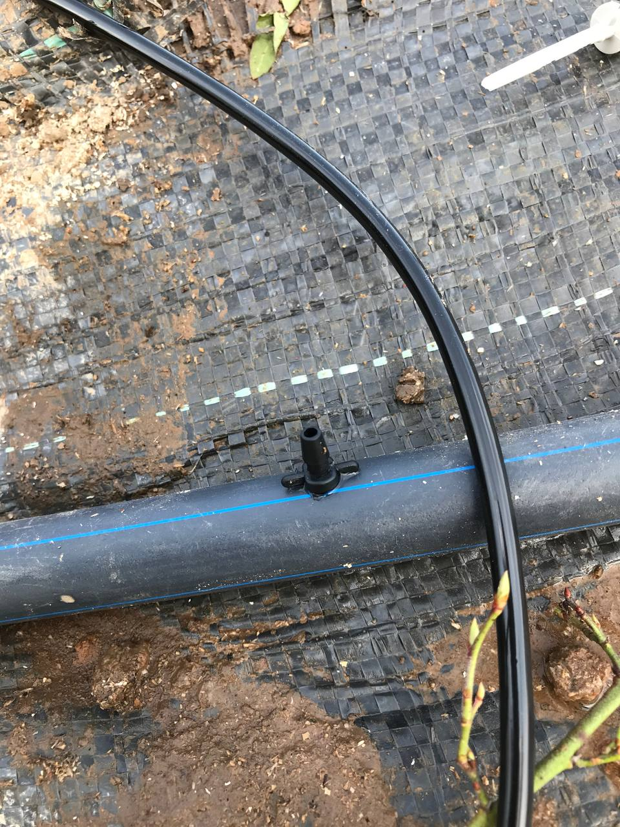 На фото показан резьбовой эмиттер с одним отводом