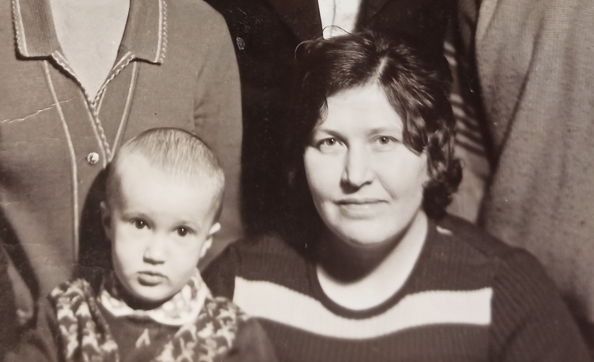 М.Ф. Горшкова (Семененко) с сыном Александром в марте 1978. Архив А.А.Семененко.