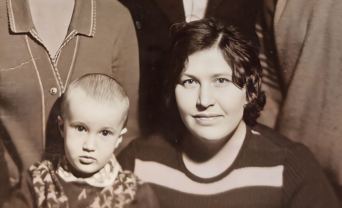 М.Ф. Горшкова (Семененко) с сыном Александром в марте 1978. Архив А.А.Семененко. Фотография обработана.