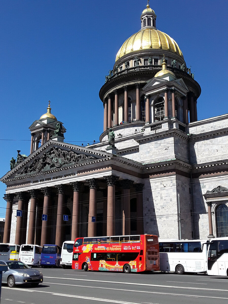 Исаакиевский собор (на фото туристический автобус, цена совсем не бюджетная, но очень удобно на втором этаже :)