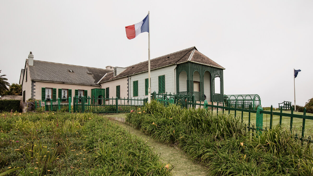 Лонгвуд-Хаус Особняк на острове Святой Елены, ставший последней резиденцией Наполеона Бонапарта во время его ссылки на остров Святой Елены с 10 декабря 1815 года до его смерти 5 мая 1821 года. Он расположен на продуваемой ветрами равнине примерно в 6 км от Джеймстауна.
