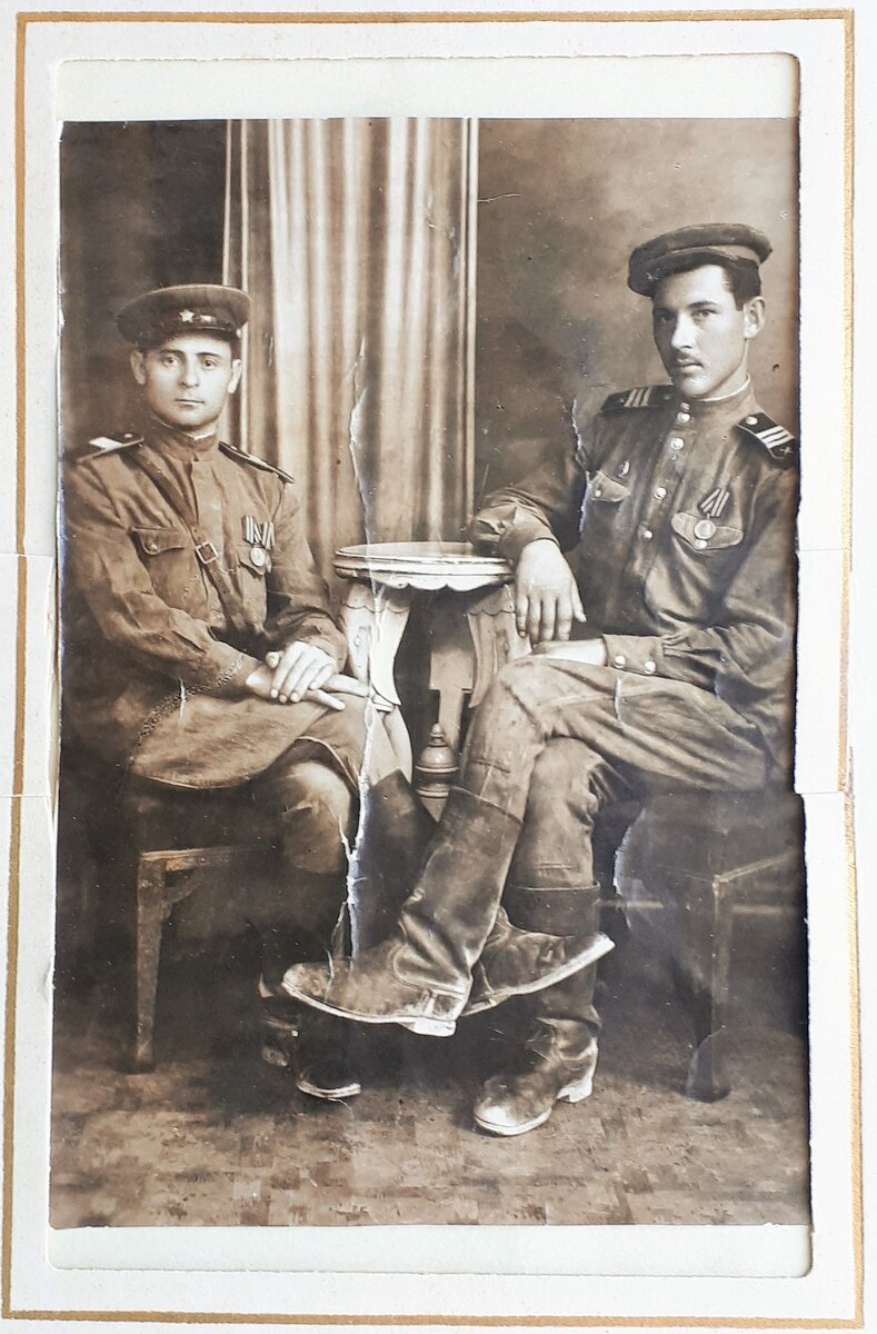 Фото из семейного архива. !947 год. На фото слева - мой дедушка Миша. 