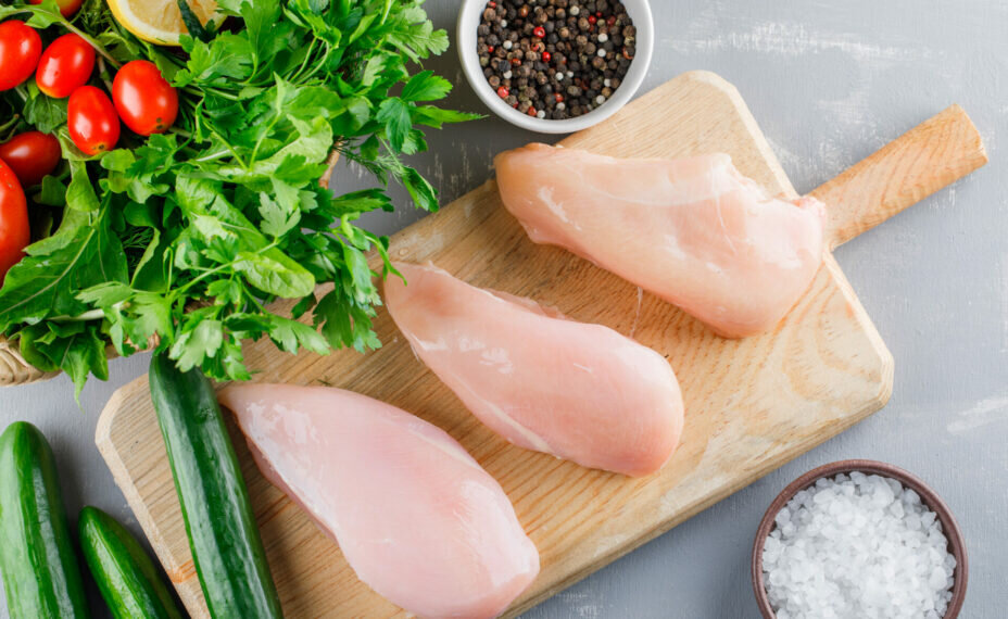   Куриное филе необходимо порезать. Фото: 8photo/freepik