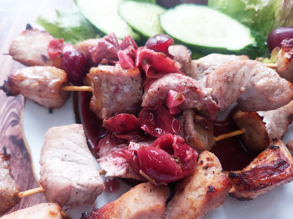 Шашлык с вишневым маринадом и соусом из вишни