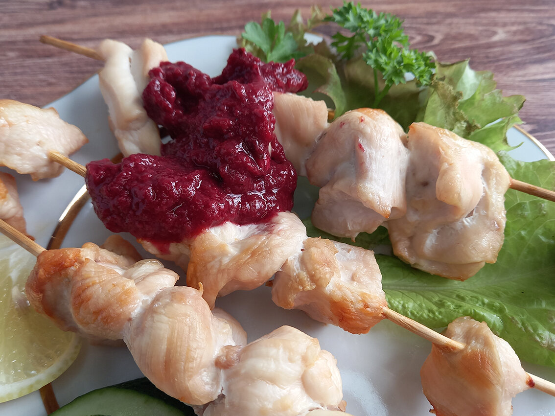 Шашлык с соусом из малины выглядит весьма необычно