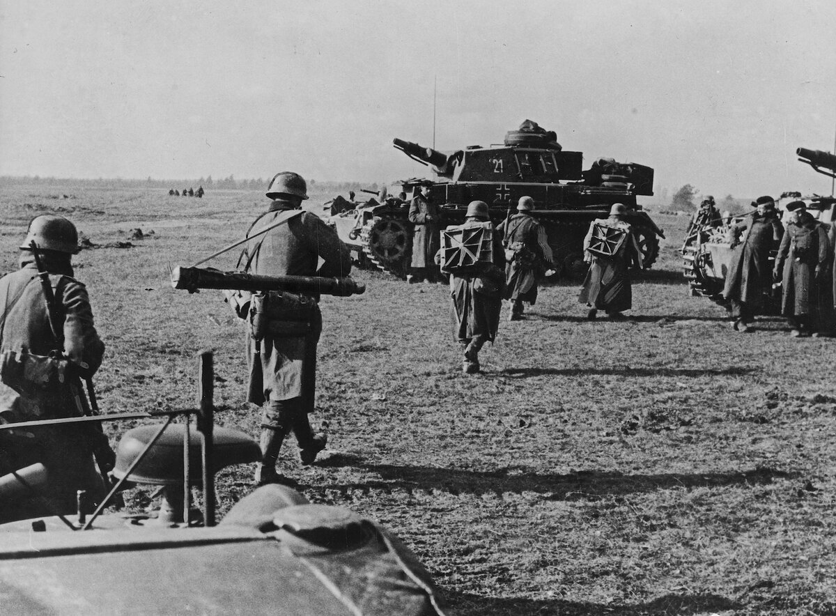 Немецкие миномётчики идут мимо танков Pz.Kpfw. IV во время боёв под Вязьмой. Смоленская область РСФСР. Октябрь 1941 года