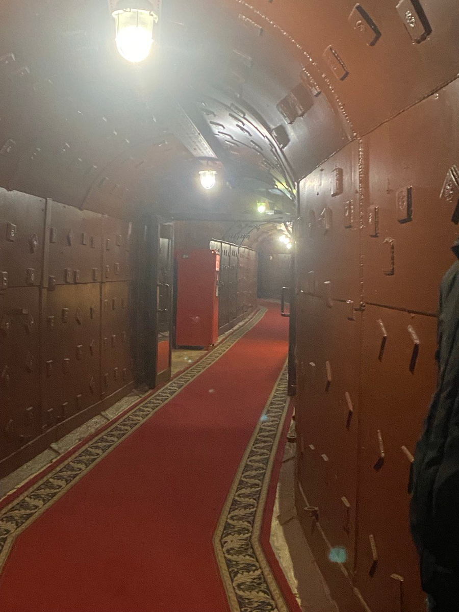 Главный коридор, ведущий в бункер