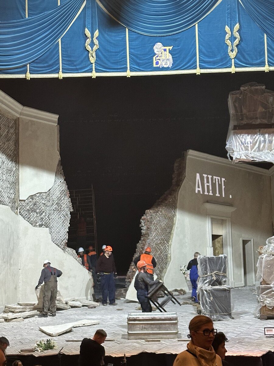 Сцена из спектакля "Холопы" в БДТ. Фото автора.