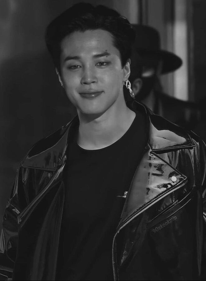 Люблю его довольную моську тут🥰