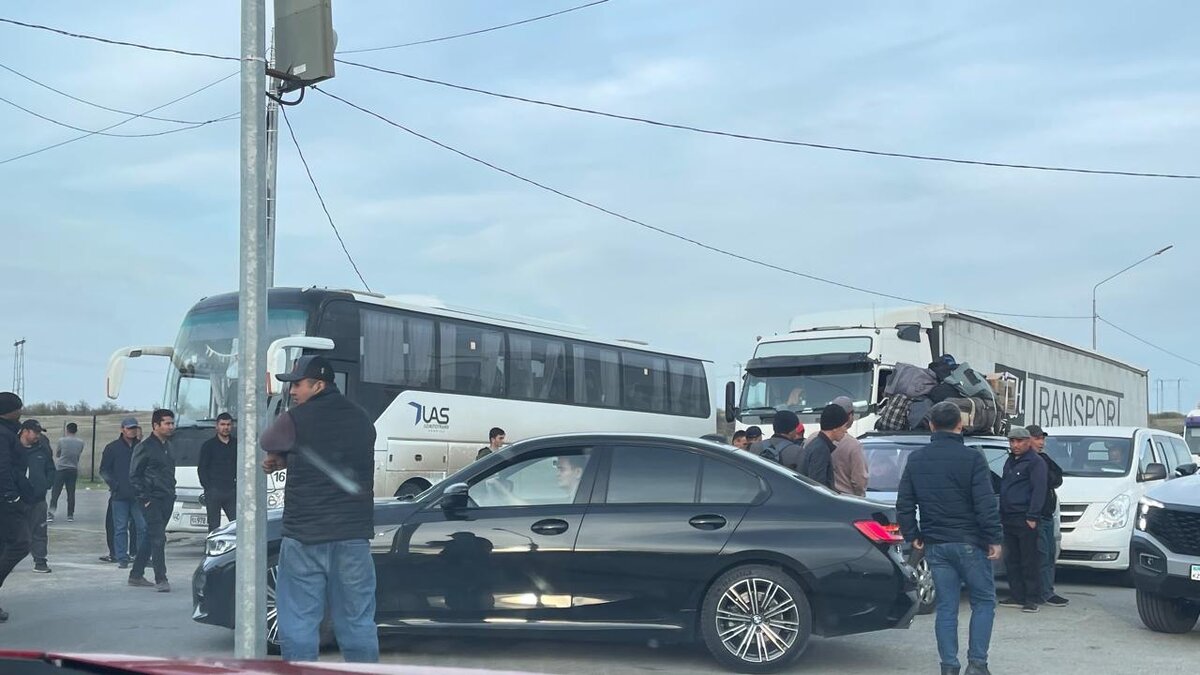 Собрали братьям хлеб и воду: диаспора поддержала таджиков, которые  прорываются в Россию | Русский компас | Дзен