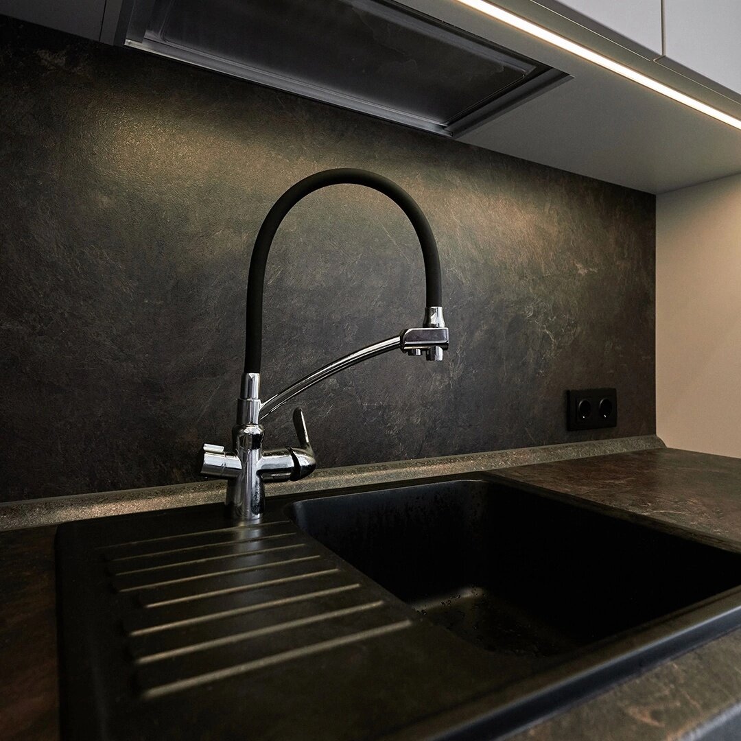 Светодиодная лента в профиле по переду корпуса шкафа