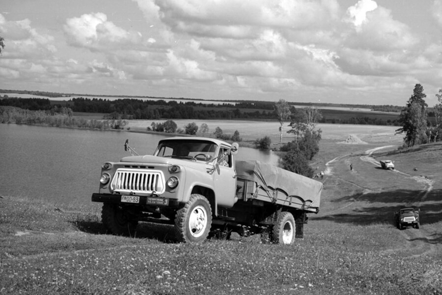В эпоху, когда заводские дымы ткали паутину промышленного процветания, родился не просто грузовик, а символ эпохи – ГАЗ-53.