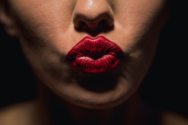 Источник фото: https://unsplash.com/photos/woman-with-red-lipstick-and-black-mascara-Bdl84Bx_gag