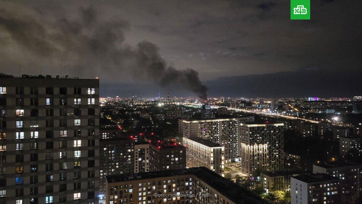    Сильный пожар вспыхнул в здании на востоке Москвы
