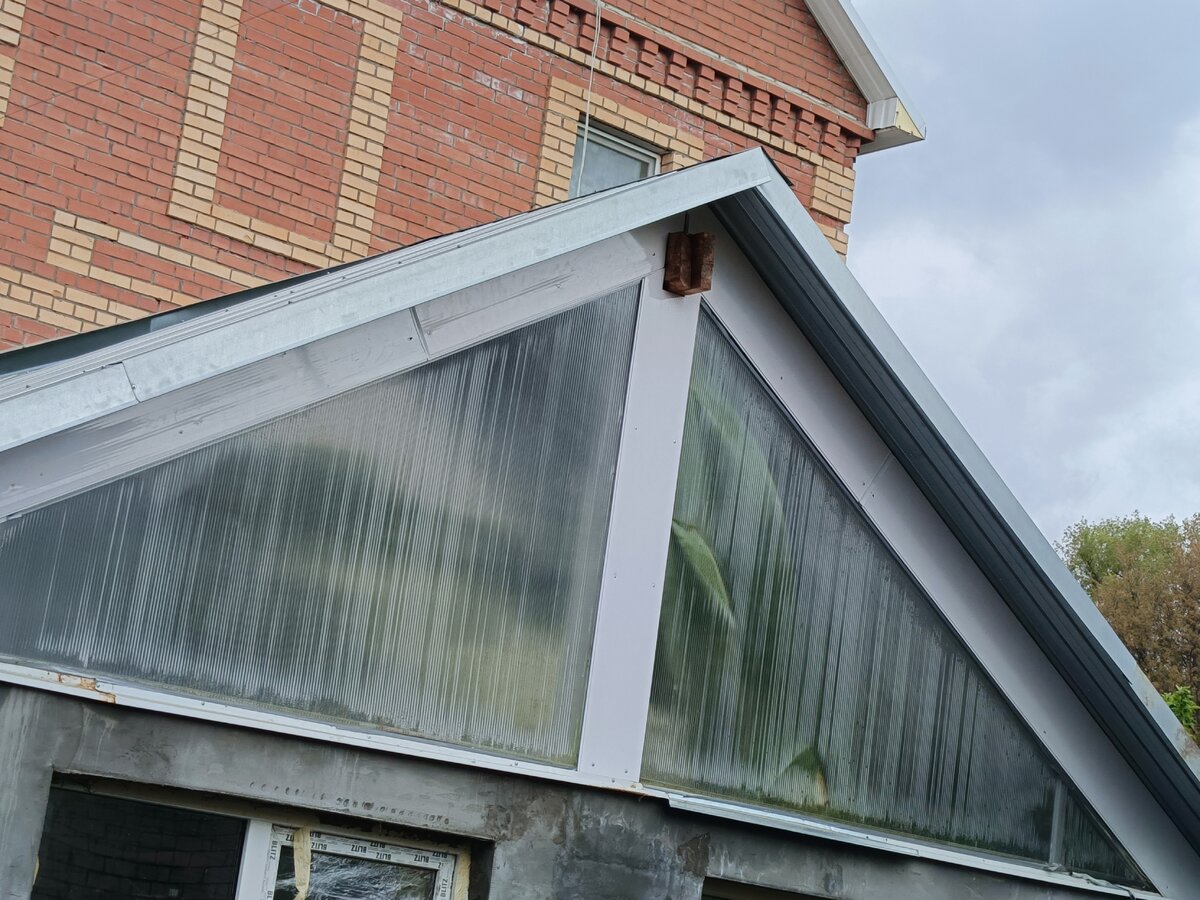 Фронтон зимней теплицы, пластиковые окна с одинарным стеклопакетом - восточная сторона