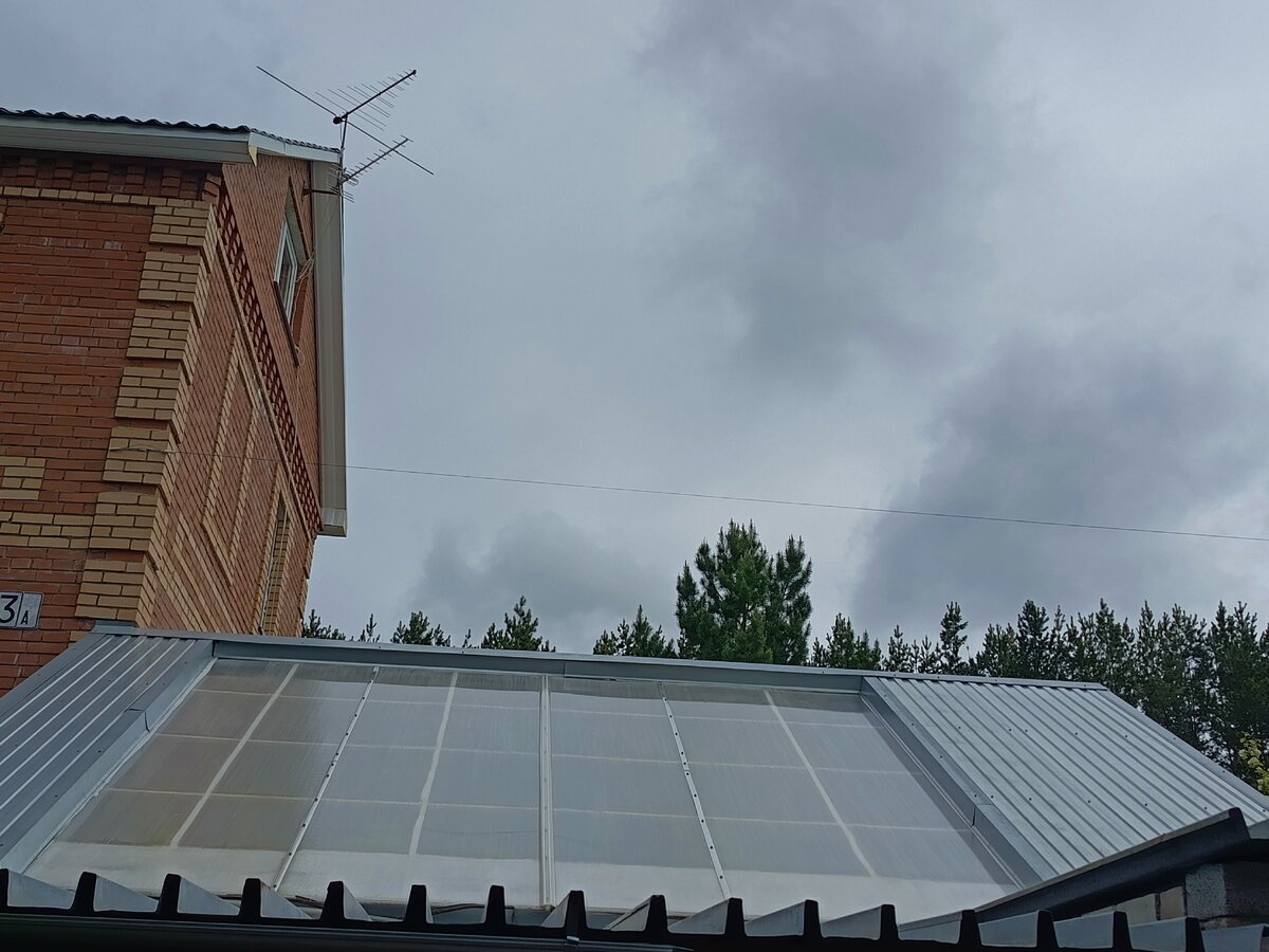 Вид на южный скат кровли моей зимней теплицы.