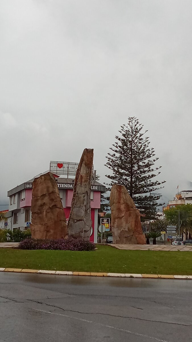 "Три брата" - так я назвала про себя эту композицию на въезде в город.