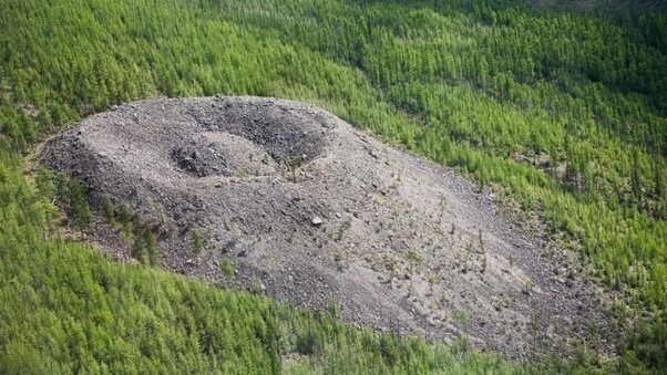 Загадочный кратер странной формы, рядом с которым гибнут животные. Добавим в этому, что находится он в изоляции - затерян далеко в Сибири.