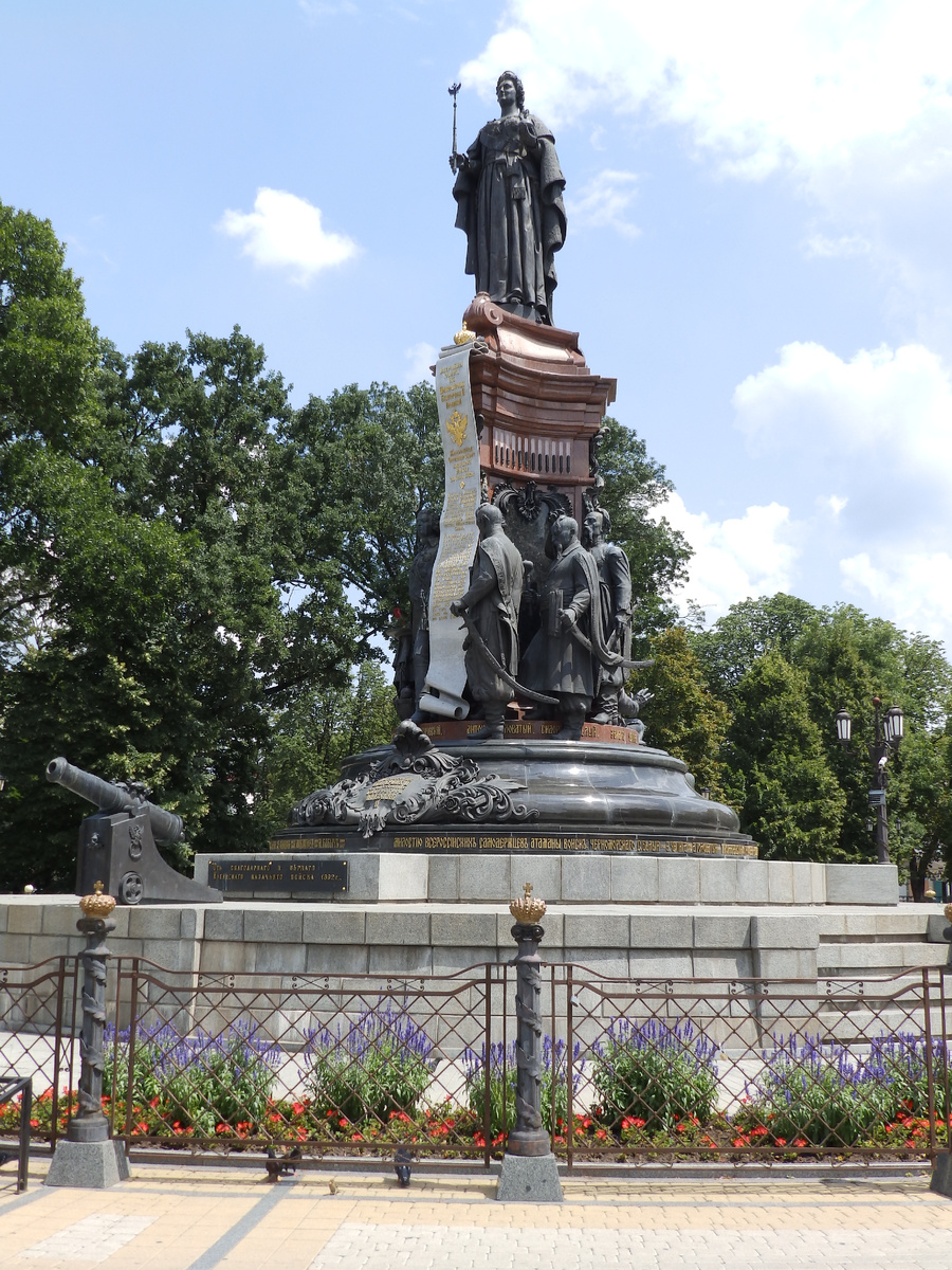 Краснодар/Екатеринодар. Начало улицы Красной. Памятник императрице Екатерине Великой. Источник: фото автора.