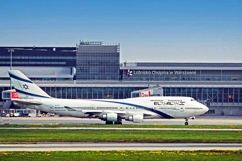 Boeing 747 Jumbo Jet израильской авиакомпании EL AL в варшавском аэропорту имени Шопена. © Dariusz Kłosiński / Lotnisko Chopina w Warszawie