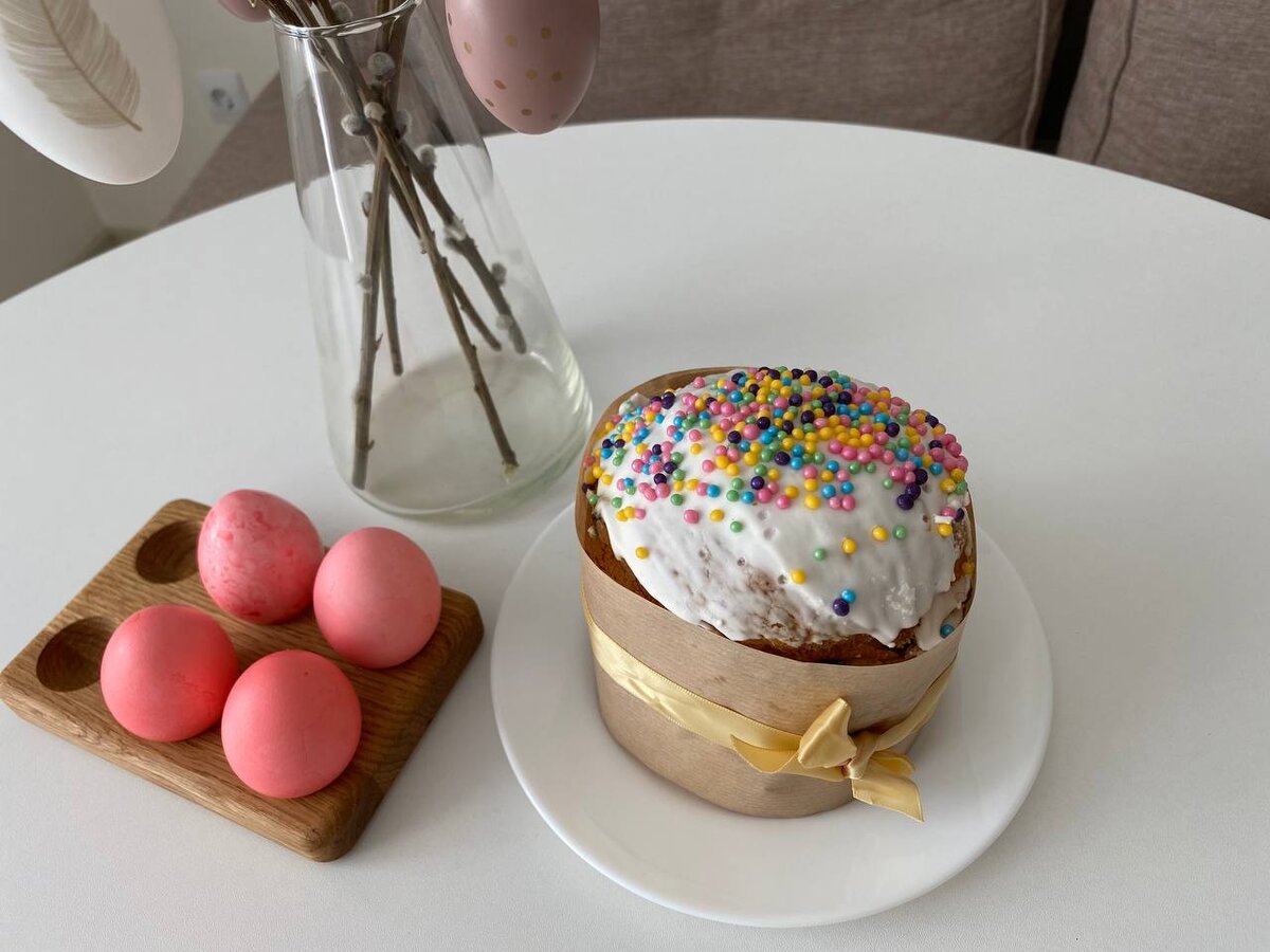 Сотрудница «Самбери» работала с пасхальной выпечкой голыми руками без перчаток.  Фото: Анастасия Алимпиева