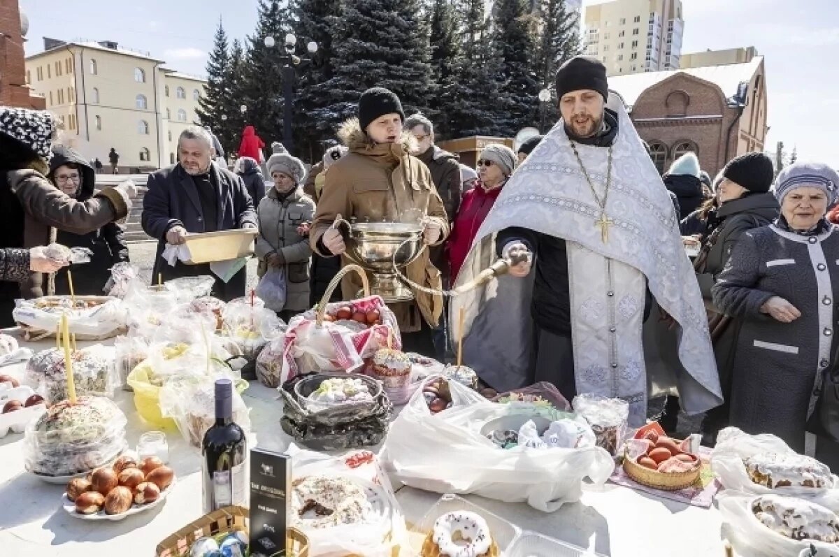    По традиции на Пасху освящают яйца и куличи, но люди приносят и другую еду и спиртные напитки.