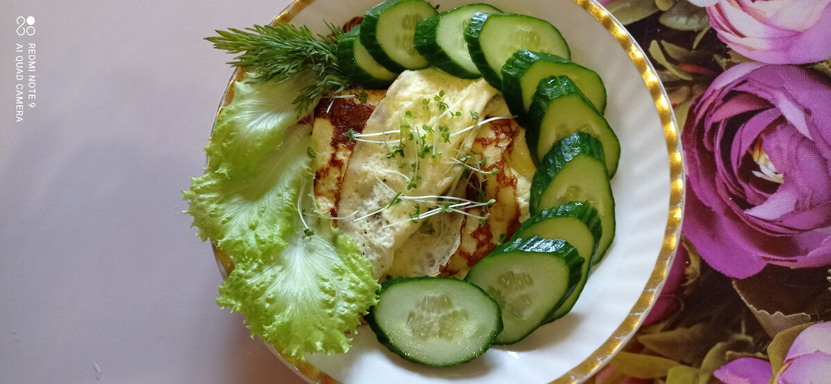 На завтрак омлет, огурец, салат и микро зелень. 