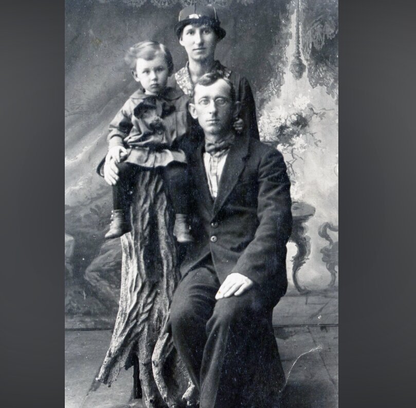 Владимир Басов с родителями