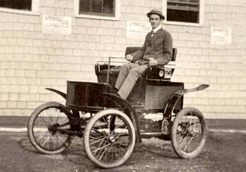 Шотландский изобретатель Роберт Андерсон со своим творением