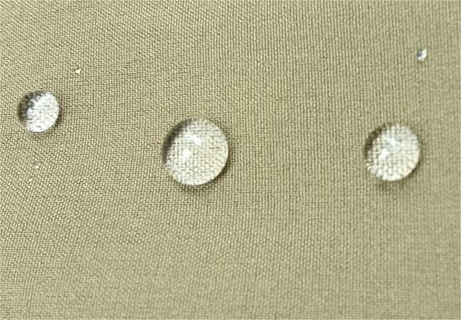 Так выглядят капли воды на брюках с тефлоновой отделкой.