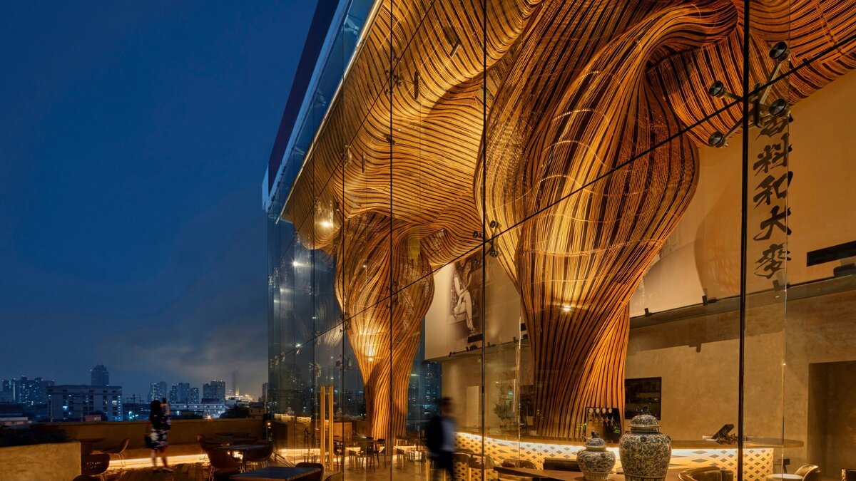 Архитектурная студия Enter Projects Asia создала дизайнерскую инсталляцию для гастрономического лаунджа Spice & Barley в Бангкоке с использованием скульптур из ротанга.