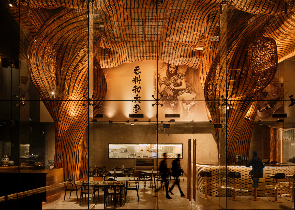 Архитектурная студия Enter Projects Asia создала дизайнерскую инсталляцию для гастрономического лаунджа Spice & Barley в Бангкоке с использованием скульптур из ротанга.-2