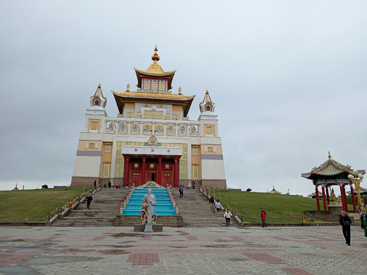 Центральный хурул в городе Элиста. Вид на центральный вход. Апрель 2024. Фото автора. 