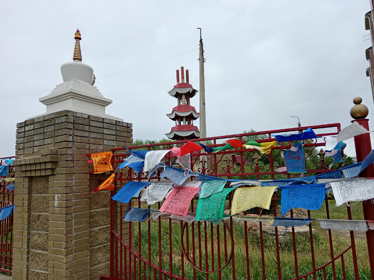 Ограда вокруг хурула в Элисте. Апрель 2024. Фото автора. 