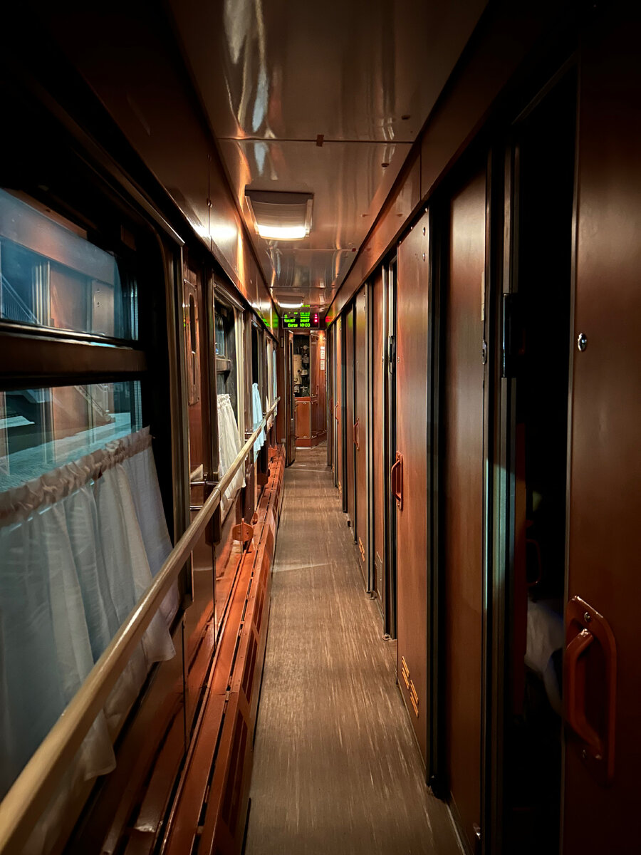 Почувствуйте атмосферу: поезд, вечер