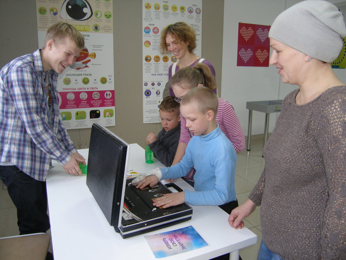 Кстати, у нас на выставке "Медицина" был чудо-чемоданчик, разработка советских ученых, который замерял разность потенциалов рук. И чем она была больше, тем больше было жизненной силы.