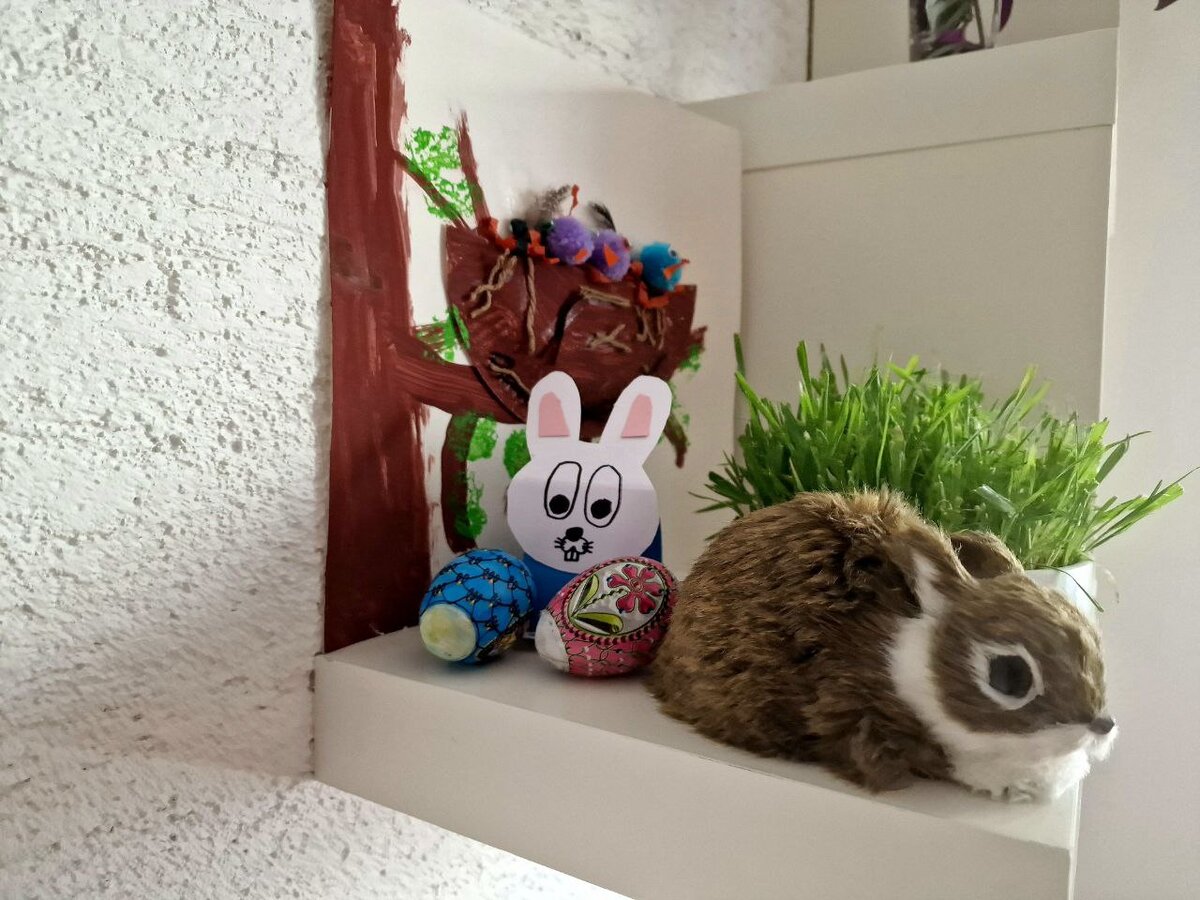 фото автора: у меня на полочке все еще зайчики с католической пасхи, птички и трава - тоже символ Пасхи. Трава немного погрызенная, это овёс, кошка любит его
