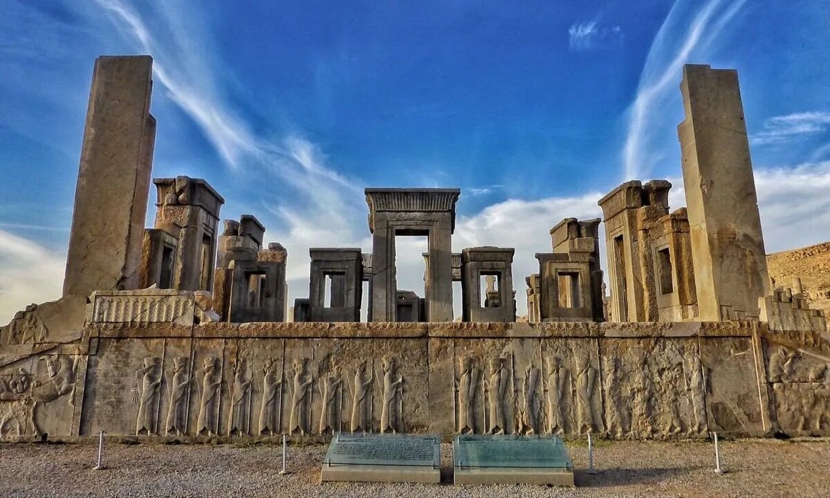 Персеполь, древняя столица Персии, основана Дарием Великим в 518 году до н.э. и разрушена Александром Македонским. Археологический комплекс поражает развалинами, колоннами и барельефами.