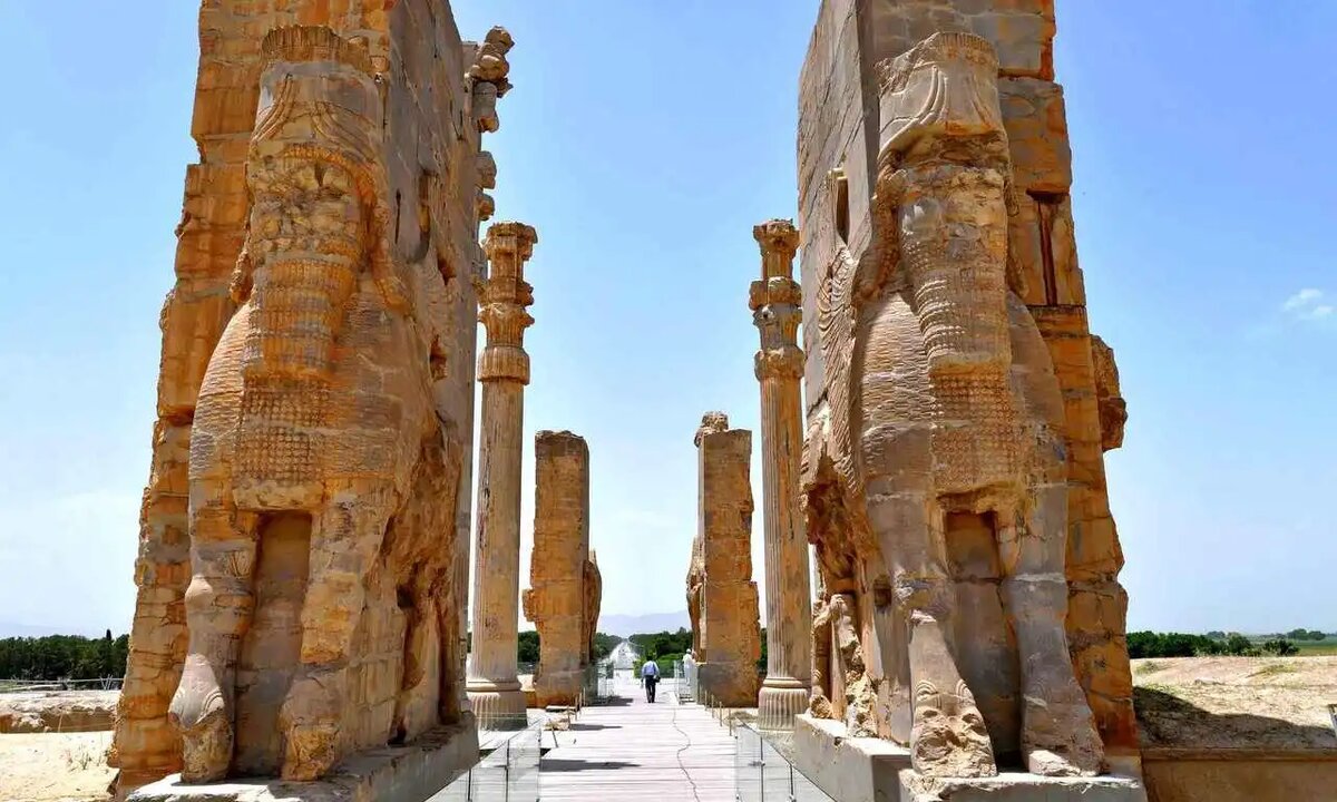 Персеполь, древняя столица Персии, основана Дарием Великим в 518 году до н.э. и разрушена Александром Македонским. Археологический комплекс поражает развалинами, колоннами и барельефами.