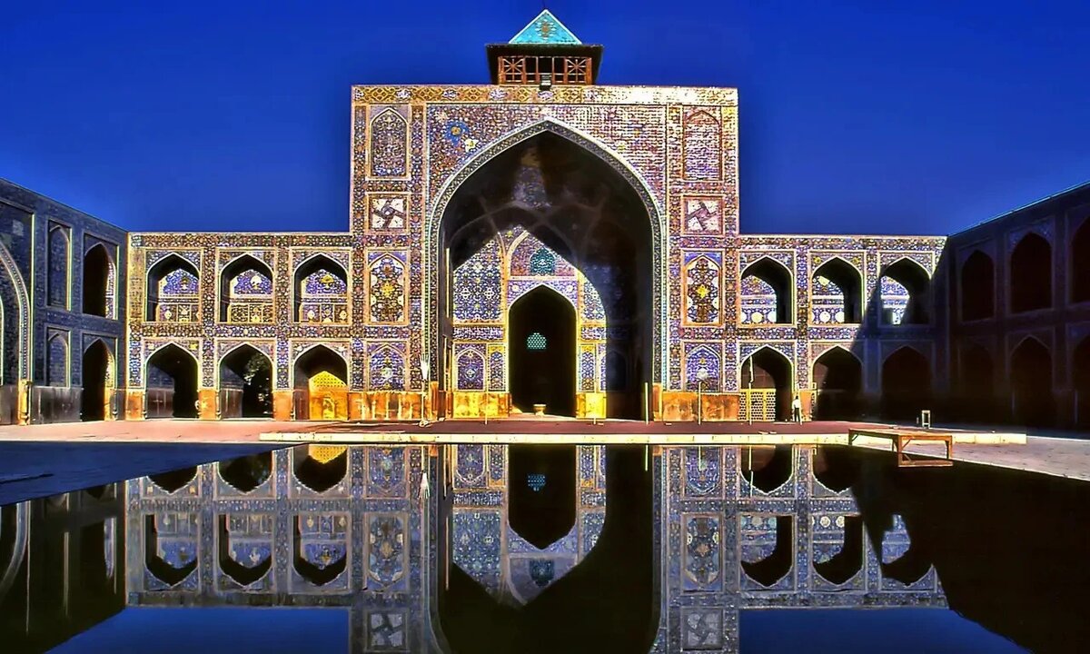 Исфахан, называемый «полумиром», славится мечетью Шаха и дворцом Али Капу на площади Накш-е Джахан.